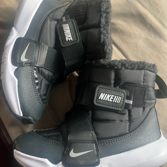Nike Black and White Winter Boots - Picture 1 of 5